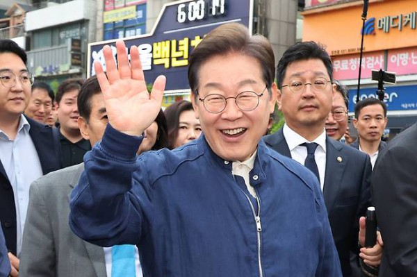대법원의 사법 쿠데타에도 활짝 웃는 모습으로 유권자를 맞는 이재명 더불어민주당 대선후보..
