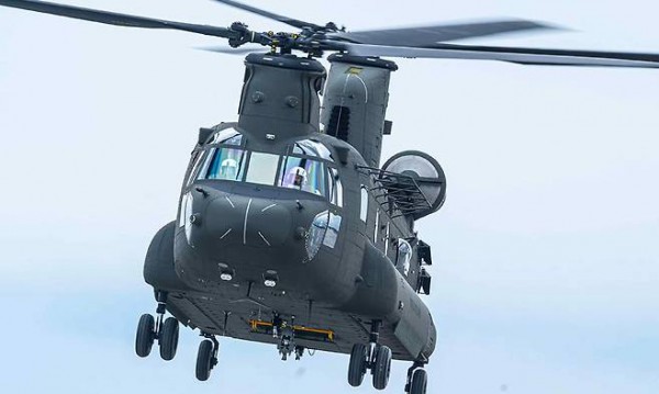 비행중인 미국 보잉 CH-47F 헬기..