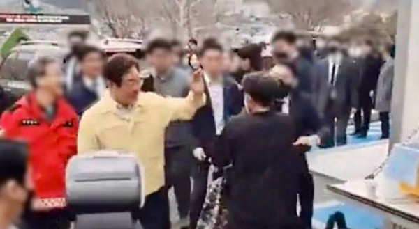 27일 경북 영양 산불 피해 현장을 찾은 이재명 더불어민주당 대표가 행사 종료 후 이동 중, 한 남성이 겉옷을 휘두르며 다가오는 모습. 경호원들이 제지에 나서면서 상황은 일단락됐다.