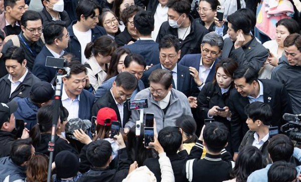 이재명 더불어민주당 대통령 후보가 3일 오후 강원 강릉시 안목해변에서 이후보를 지지하는 시민들에게 둘러 쌓여 있다