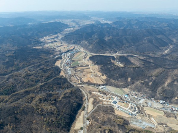 지난달 2일 경북 의성군 일대가 산불로 검게 그을려 있다.