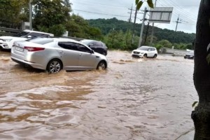 흑탕물로 뒤덮힌 도로
