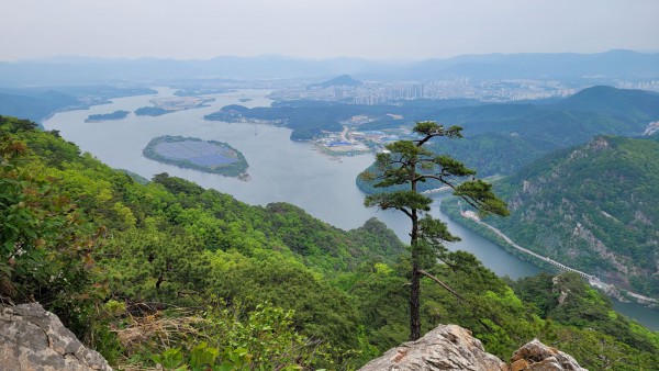 삼악산 암릉구간에서 내려다 본 춘천 의암호와 붕어섬